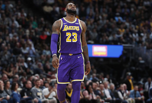 接近滿狀態(tài)？小卡過去4場場均27.5分6.8板3.3斷 三分命中率59.1%